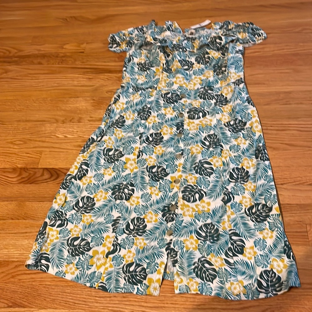 Loft beach tropical pattern dress size 10 new with tags ruffle near shoulders.